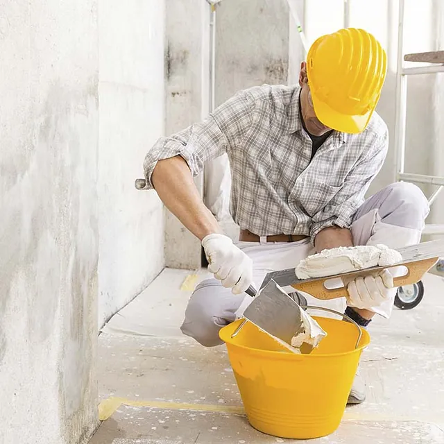 Hombre reparando pared